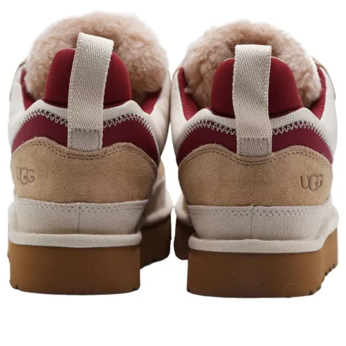 UGG Lowmel Driftwood Biking Red nazúvacie papuče červené — produktová fotografia na bielom pozadí, bočný pohľad