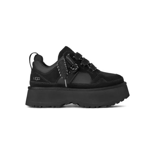 UGG Astromel Black dámske čižmy čierne — produktová fotografia na bielom pozadí, bočný pohľad