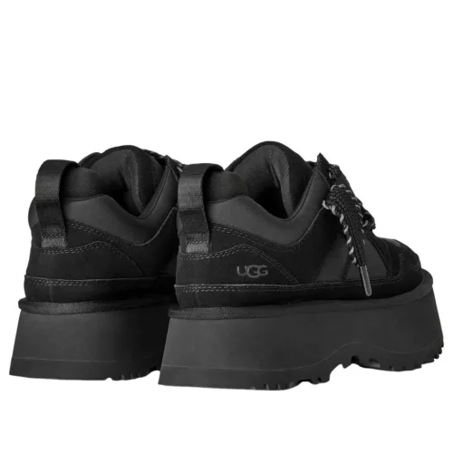 UGG Astromel Black dámske čižmy čierne — produktová fotografia na bielom pozadí, bočný pohľad