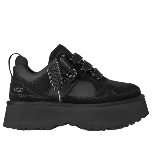 UGG Astromel Black dámske čižmy čierne — produktová fotografia na bielom pozadí, bočný pohľad