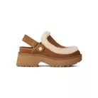UGG Esmee Clog Chestnut dámske nazúvacie papuče gaštanové — produktová fotografia na bielom pozadí, bočný pohľad