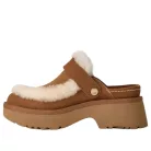 UGG Esmee Clog Chestnut dámske nazúvacie papuče gaštanové — produktová fotografia na bielom pozadí, bočný pohľad