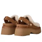 UGG Esmee Clog Chestnut dámske nazúvacie papuče gaštanové — produktová fotografia na bielom pozadí, bočný pohľad
