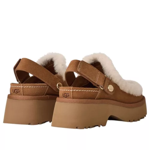 UGG Esmee Clog Chestnut dámske nazúvacie papuče gaštanové — produktová fotografia na bielom pozadí, bočný pohľad