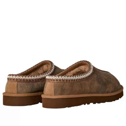 UGG Tasman Baxter Slipper Burnt Olive nazúvacie papuče olivové — produktová fotografia na bielom pozadí, bočný pohľad