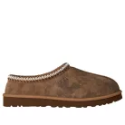 UGG Tasman Baxter Slipper Burnt Olive nazúvacie papuče olivové — produktová fotografia na bielom pozadí, bočný pohľad