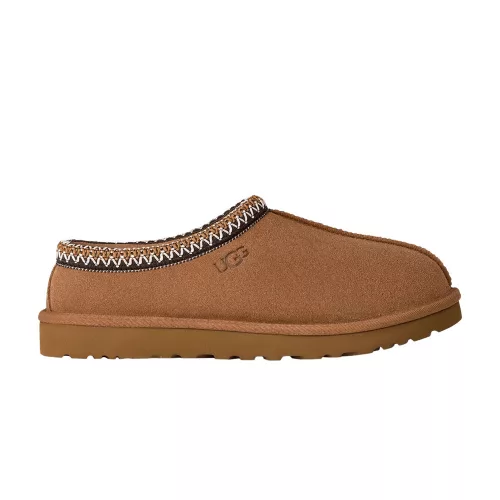 UGG Tasman II Slipper Chestnut nazúvacie papuče gaštanové — produktová fotografia na bielom pozadí, bočný pohľad