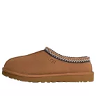 UGG Tasman II Slipper Chestnut nazúvacie papuče gaštanové — produktová fotografia na bielom pozadí, bočný pohľad