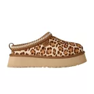 UGG Tazz Plains Slipper Felicity Leopard Jasmine dámske nazúvacie papuče — produktová fotografia na bielom pozadí, bočný pohľad