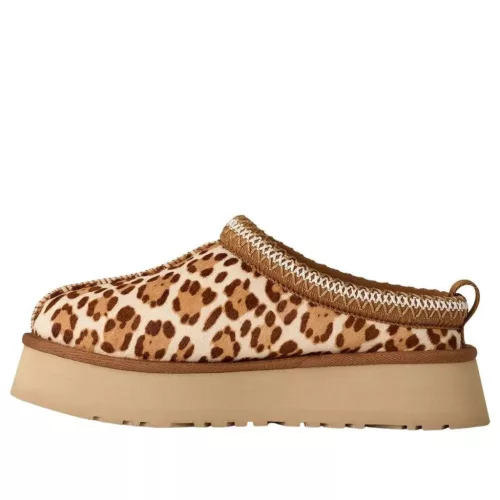 UGG Tazz Plains Slipper Felicity Leopard Jasmine dámske nazúvacie papuče — produktová fotografia na bielom pozadí, bočný pohľad