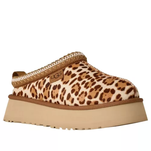 UGG Tazz Plains Slipper Felicity Leopard Jasmine dámske nazúvacie papuče — produktová fotografia na bielom pozadí, bočný pohľad