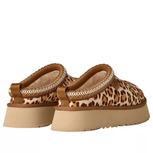 UGG Tazz Plains Slipper Felicity Leopard Jasmine dámske nazúvacie papuče — produktová fotografia na bielom pozadí, bočný pohľad