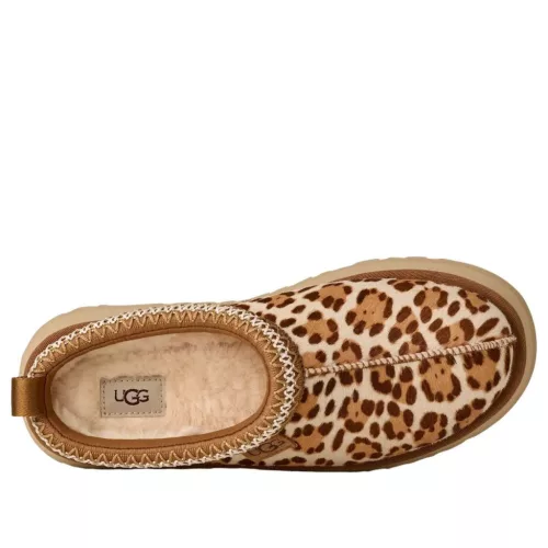 UGG Tazz Plains Slipper Felicity Leopard Jasmine dámske nazúvacie papuče — produktová fotografia na bielom pozadí, bočný pohľad