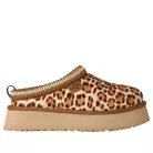 UGG Tazz Plains Slipper Felicity Leopard Jasmine dámske nazúvacie papuče — produktová fotografia na bielom pozadí, bočný pohľad