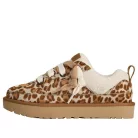 UGG Lowmel Lo Plains Felicity Leopard Jasmine dámske nízke papuče — produktová fotografia na bielom pozadí, bočný pohľad