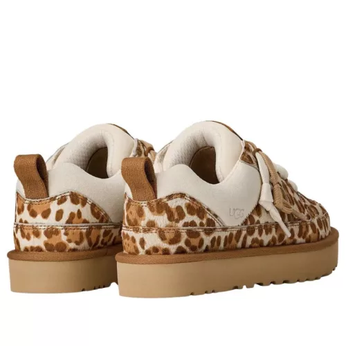 UGG Lowmel Lo Plains Felicity Leopard Jasmine dámske nízke papuče — produktová fotografia na bielom pozadí, bočný pohľad