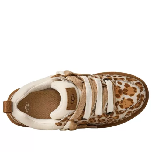 UGG Lowmel Lo Plains Felicity Leopard Jasmine dámske nízke papuče — produktová fotografia na bielom pozadí, bočný pohľad
