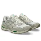 ASICS Gel-Nyc Cream Fossil nízke streetové tenisky krémové — produktová fotografia na bielom pozadí, bočný pohľad