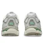 ASICS Gel-Nyc Cream Fossil nízke streetové tenisky krémové — produktová fotografia na bielom pozadí, bočný pohľad