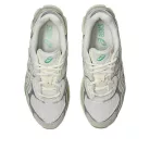 ASICS Gel-Nyc Cream Fossil nízke streetové tenisky krémové — produktová fotografia na bielom pozadí, bočný pohľad