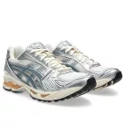 ASICS Gel-Kayano 14 Birch Pure Silver Teal Gold nízke bežecké tenisky strieborné-petrolejové — produktová fotografia na bielom pozadí, bočný pohľad