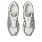 ASICS Gel-Kayano 14 Birch Pure Silver Teal Gold nízke bežecké tenisky strieborné-petrolejové — produktová fotografia na bielom pozadí, bočný pohľad