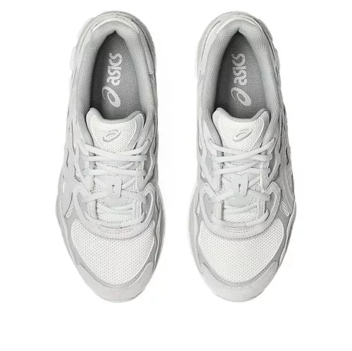 ASICS Gel-NYC Cream Cloud Grey nízke streetové tenisky krémové-sivé — produktová fotografia na bielom pozadí, bočný pohľad
