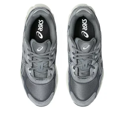 ASICS Gel-NYC Steel Grey Carrier Grey nízke streetové tenisky sivé — produktová fotografia na bielom pozadí, bočný pohľad