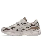 ASICS Gel-NYC Mineral Beige nízke streetové tenisky béžové — produktová fotografia na bielom pozadí, bočný pohľad