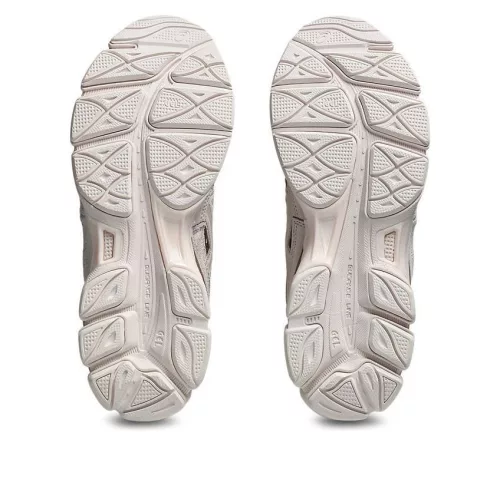 ASICS Gel-NYC Mineral Beige nízke streetové tenisky béžové — produktová fotografia na bielom pozadí, bočný pohľad