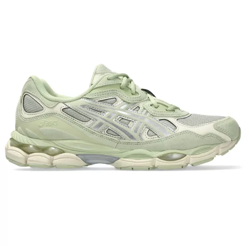 ASICS Gel-NYC Sage Frost Pure Silver nízke streetové tenisky strieborné — produktová fotografia na bielom pozadí, bočný pohľad