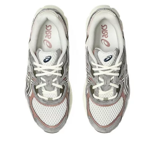 ASICS Gel-NYC Birch Driftwood nízke streetové tenisky — produktová fotografia na bielom pozadí, bočný pohľad