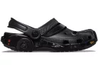 Crocs Classic Clog Batman Batmobile detské nazúvacie papuče — produktová fotografia na bielom pozadí, bočný pohľad