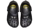 Crocs Classic Clog Batman Batmobile detské nazúvacie papuče — produktová fotografia na bielom pozadí, bočný pohľad