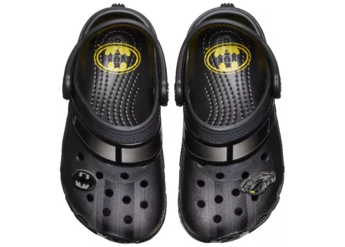 Crocs Classic Clog Batman Batmobile detské nazúvacie papuče — produktová fotografia na bielom pozadí, bočný pohľad