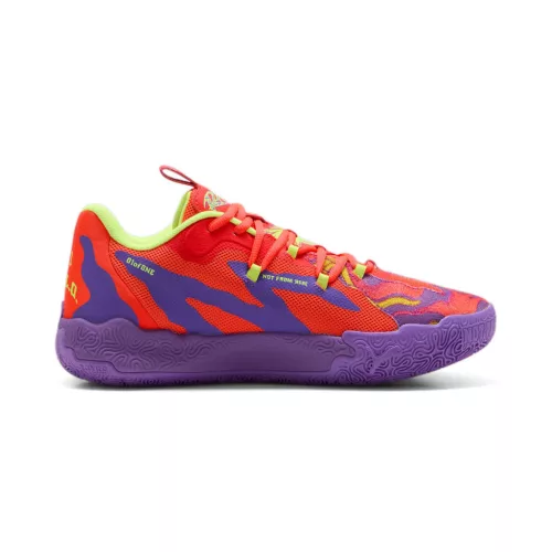 Puma LaMelo Ball MB.03 Lo Lava nízke streetové tenisky — produktová fotografia na bielom pozadí, bočný pohľad