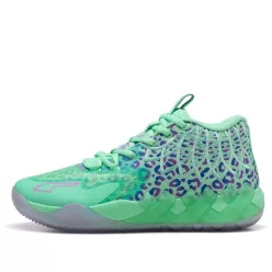 Puma LaMelo Ball MB.01 Alien Safari nízke streetové tenisky — produktová fotografia na bielom pozadí, bočný pohľad