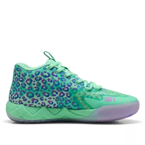 Puma LaMelo Ball MB.01 Alien Safari nízke streetové tenisky — produktová fotografia na bielom pozadí, bočný pohľad