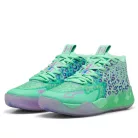 Puma LaMelo Ball MB.01 Alien Safari nízke streetové tenisky — produktová fotografia na bielom pozadí, bočný pohľad