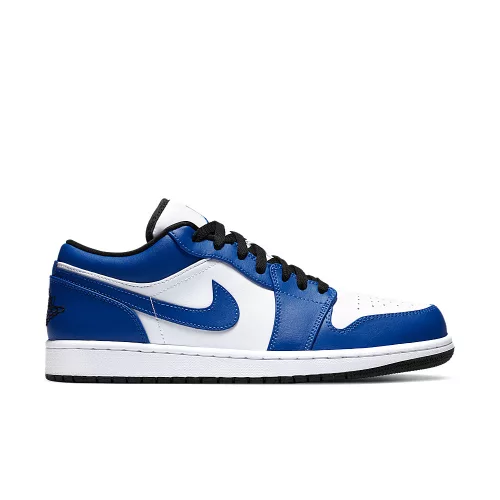 Jordan 1 Low Game Royal nízke streetové tenisky kráľovsky modré — produktová fotografia na bielom pozadí, bočný pohľad