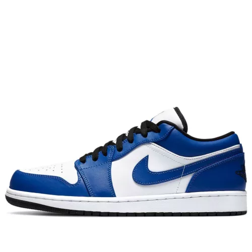 Jordan 1 Low Game Royal nízke streetové tenisky kráľovsky modré — produktová fotografia na bielom pozadí, bočný pohľad