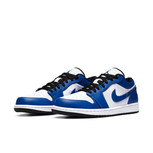 Jordan 1 Low Game Royal nízke streetové tenisky kráľovsky modré — produktová fotografia na bielom pozadí, bočný pohľad