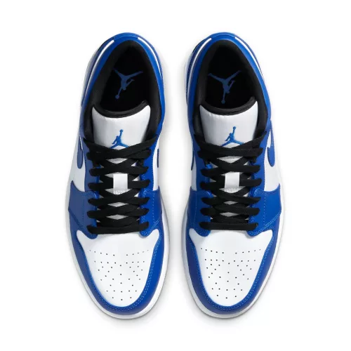 Jordan 1 Low Game Royal nízke streetové tenisky kráľovsky modré — produktová fotografia na bielom pozadí, bočný pohľad