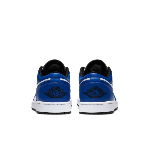 Jordan 1 Low Game Royal nízke streetové tenisky kráľovsky modré — produktová fotografia na bielom pozadí, bočný pohľad
