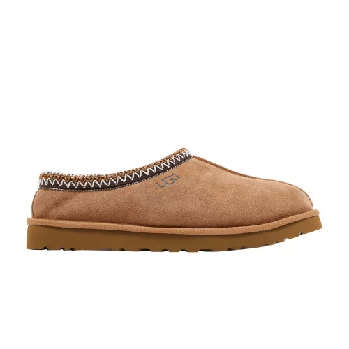 UGG Tasman Slipper Chestnut nazúvacie papuče gaštanové — produktová fotografia na bielom pozadí, bočný pohľad