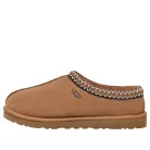 UGG Tasman Slipper Chestnut nazúvacie papuče gaštanové — produktová fotografia na bielom pozadí, bočný pohľad