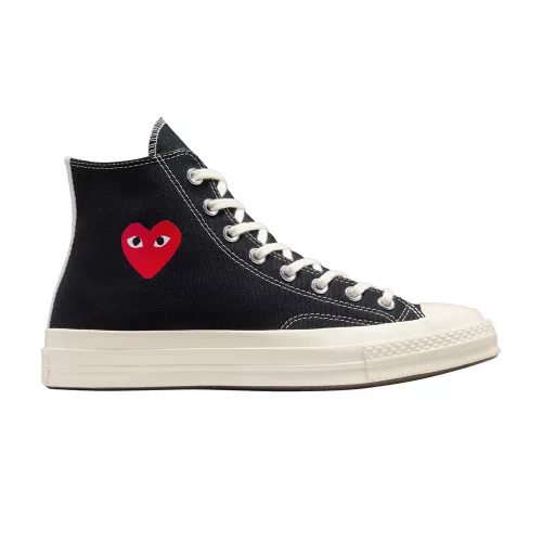 Converse Chuck Taylor All Star 70 Hi Comme des Garcons PLAY Single Heart Black vysoké streetové tenisky čierne — produktová fotografia na bielom pozadí, bočný