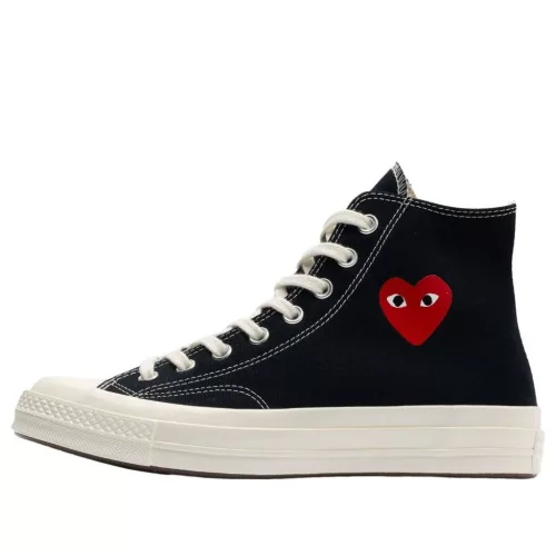 Converse Chuck Taylor All Star 70 Hi Comme des Garcons PLAY Single Heart Black vysoké streetové tenisky čierne — produktová fotografia na bielom pozadí, bočný