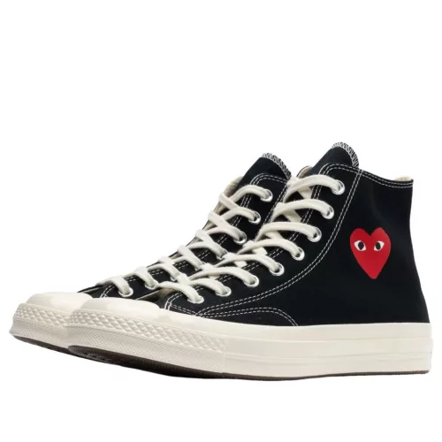Converse Chuck Taylor All Star 70 Hi Comme des Garcons PLAY Single Heart Black vysoké streetové tenisky čierne — produktová fotografia na bielom pozadí, bočný