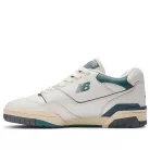New Balance 550 New Spruce Mini Logo nízke streetové tenisky lomené biele — produktová fotografia na bielom pozadí, bočný pohľad